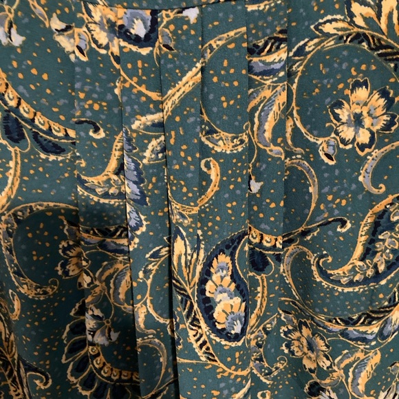 Beautiful cap sleeve silky blouse.Light and airy.Several pleats and tucks. Cute! - Picture 7 of 8